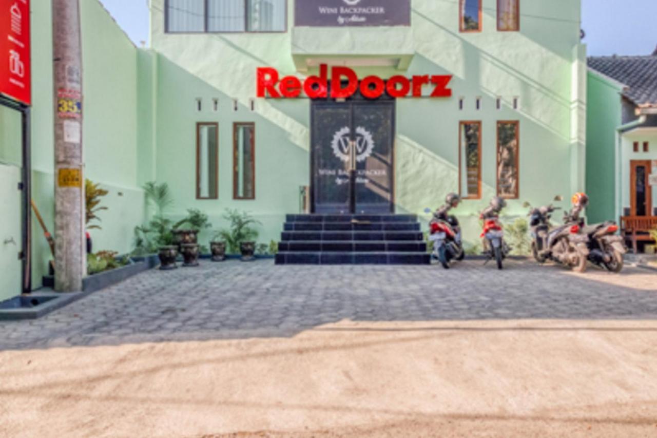 Отель Reddoorz Near Jogja National Museum Джокьякарта Экстерьер фото